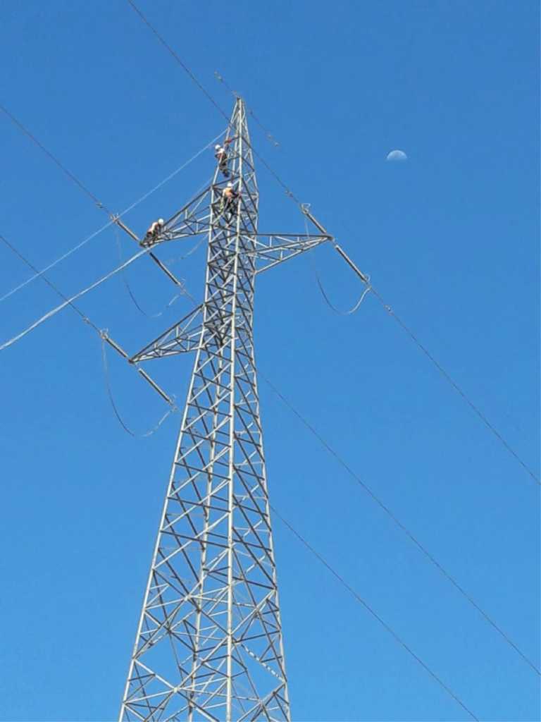 LA LÍNEA VERTICAL realizó con éxito el mantenimiento de aisladores de torres de transmisión