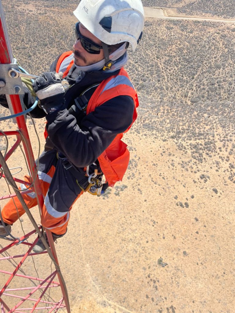 G8 VERTICAL realiza el mantenimiento de una torre meteorológica en Chile